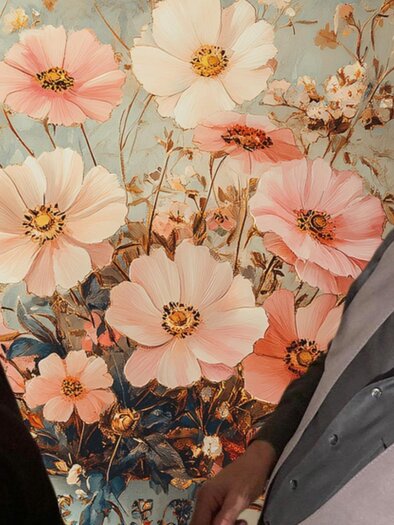 Two men stand in front of a colorful flower painting. The flowers are in soft colors and give the picture a cheerful atmosphere. | © Saša Prolić