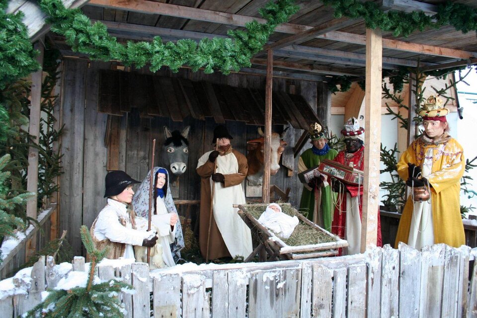 Eine Weihnachtskrippe mit Figuren, die die Heilige Nacht darstellen. Im Vordergrund steht ein neugeborenes Kind in einer Krippe, umgeben von Hirten und Königen. | © TVB Ausseerland Salzkammergut_Raunigg