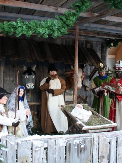 A Christmas nativity scene with figures depicting the Holy Night. In the foreground is a newborn child in a manger, surrounded by shepherds and kings. | © TVB Ausseerland Salzkammergut_Raunigg