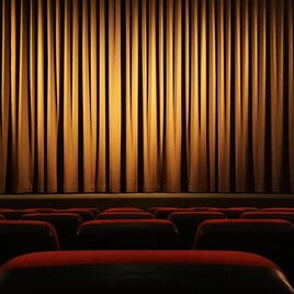 zu sehen ist ein gleber Theatervorhang. | © Pixabay