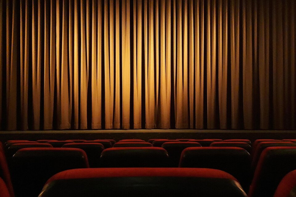 zu sehen ist ein gleber Theatervorhang. | © Pixabay