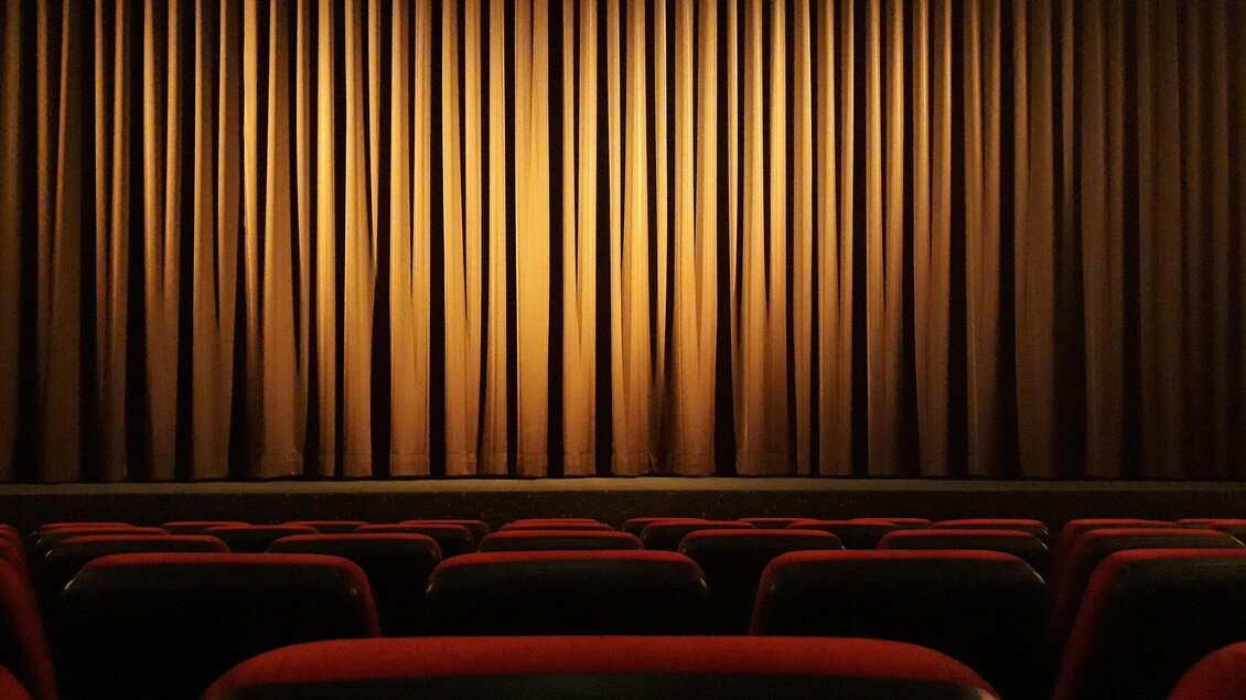 zu sehen ist ein gleber Theatervorhang. | © Pixabay
