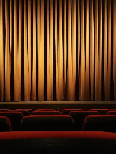 zu sehen ist ein gleber Theatervorhang. | © Pixabay
