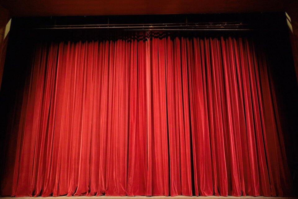 Ein rotes Bühnenvorhang, der den Blick auf die Bühne verdeckt. Die Falten des Vorhangs sind gut sichtbar und verleihen der Darstellung Tiefe. | © Pixabay.com