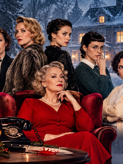 Acht Frauen in historischen Kleidern vor winterlicher Kulisse. Im Vordergrund stehen ein rotes Sofa, ein Telefon und ein Messer. | © ChatGPT-Christine Rotschädl