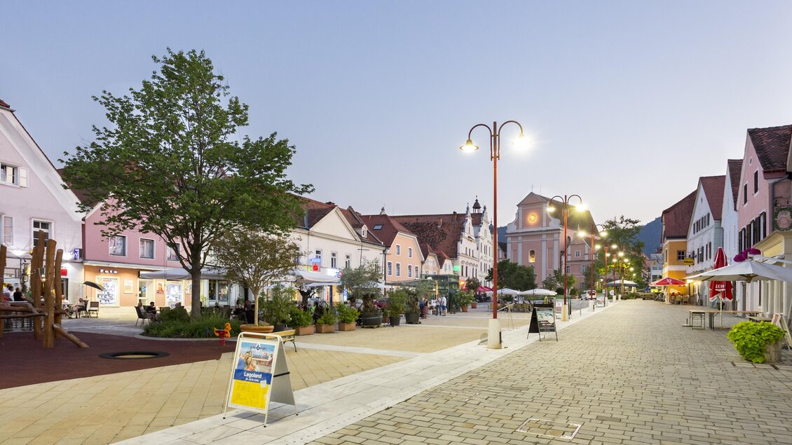 Abendstimmung am Hauptplatz Frohnleiten mit bunten Fassaden, Gastronomie und Kirche in der Steiermark. | © TV Region Graz-René Vidalli
