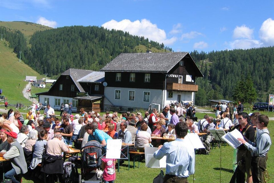 Besucher beim Almfest
