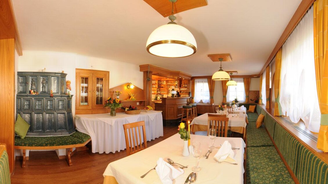 Ein gemütliches Restaurant mit Holzmöbeln und traditioneller Einrichtung. Tische sind elegant gedeckt und die Atmosphäre ist einladend. | © Hotel-Pension Schwarzenhof