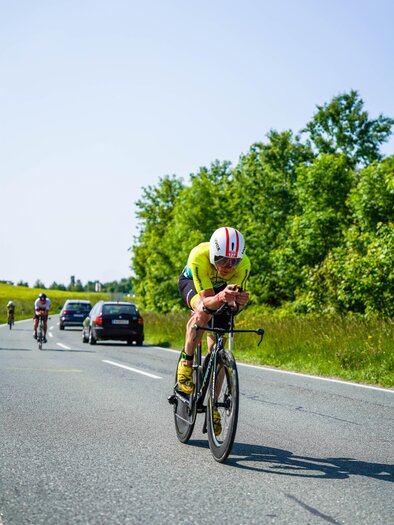 Zeitfahren im Radsport auf sonniger Strecke durch die südoststeirische Hügellandschaft – sportliche Dynamik und Bewegung beim Triathlon in Fürstenfeld. | © dertriathlon.com