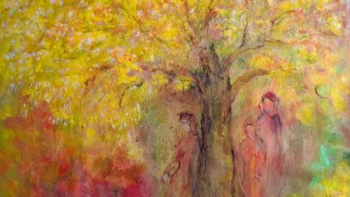 Ein impressionistisches Bild mit einem großen Baum, der leuchtend gelbe Blätter hat. Im Vordergrund sind schemenhafte Figuren in warmer Farbgebung zu sehen. | © Kulturelle ARGE Grundlsee