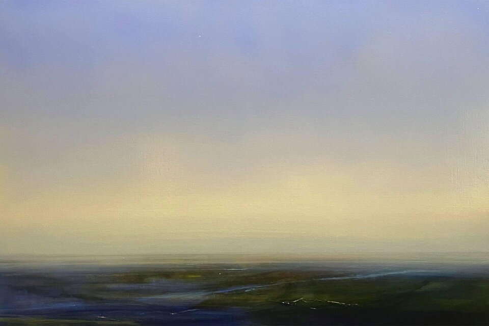 <p>Eine sanfte Landschaft mit einem weiten Himmel in sanften Blau- und Grautönen. Dieses Bild kann in der Galerie Taith in Altaussee bewundert und gekauft werden.</p> | © Taith Contemporary-Lubomir Hnativic