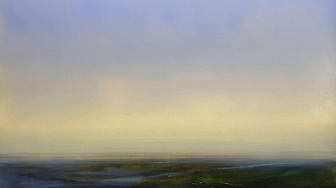 <p>Eine sanfte Landschaft mit einem weiten Himmel in sanften Blau- und Grautönen. Dieses Bild kann in der Galerie Taith in Altaussee bewundert und gekauft werden.</p> | © Taith Contemporary-Lubomir Hnativic