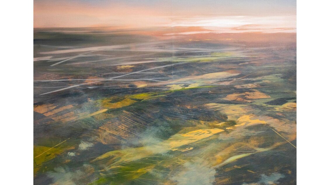 Ein besonderes Bild der Galerie Taith in Altaussee zeigt eine farbenfrohe Landschaft mit sanften Hügeln und Feldern unter einem hellen Himmel. Die Szenerie vermittelt eine friedliche und natürliche Atmosphäre. | © Taith Contemporary-Wolfgang Sinwel