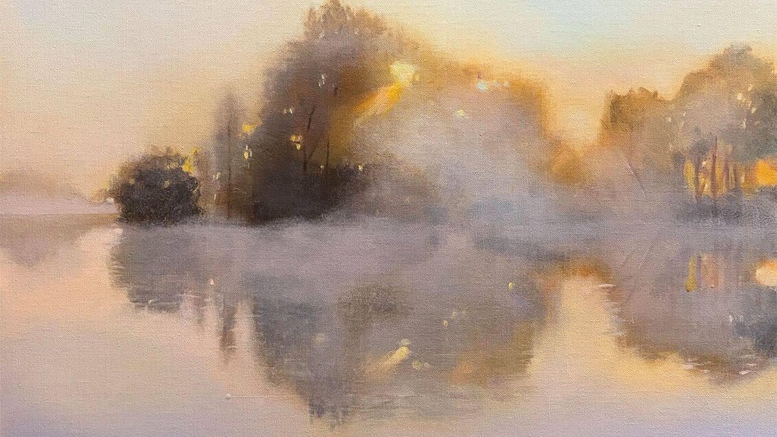 Ein malerischer See mit sanften Nebelschwaden und Nebeln reflektiert die umgebenden Bäume. Dieses Bild der Marchauen in der Früh ist in der Galerie Taith in Altaussee zu sehen. | © taith-contemporary-altaussee-marchauen-in-der-frühe-lubomir-hnatovic-foto-taith-contemporary