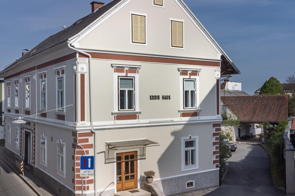 Ein elegantes Haus mit einer einladenden Fassade. Die Eingangstür ist geschmackvoll gestaltet und das Gebäude liegt an einer ruhigen Straße. | © Petra Krois-Ninaus