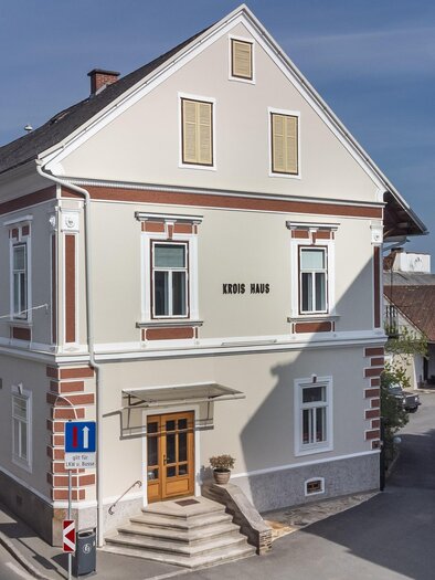 Ein elegantes Haus mit einer einladenden Fassade. Die Eingangstür ist geschmackvoll gestaltet und das Gebäude liegt an einer ruhigen Straße. | © Petra Krois-Ninaus