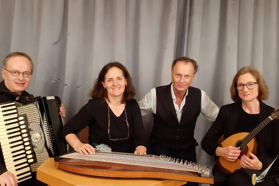 Eine Gruppe von vier Musikern steht mit ihren Instrumenten für die Salzkammerspiele. Es gibt ein Akkordeon, eine Zither und eine Mandoline, alles vor einem neutralen Hintergrund. | ©  Barbara Korherr