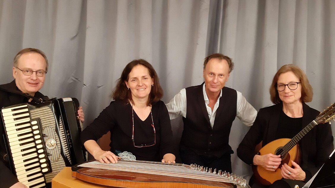 Eine Gruppe von vier Musikern steht mit ihren Instrumenten für die Salzkammerspiele. Es gibt ein Akkordeon, eine Zither und eine Mandoline, alles vor einem neutralen Hintergrund. | ©  Barbara Korherr