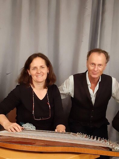 A group of four musicians stands with their instruments for the Salzkammergut performances. There is an accordion, a zither, and a mandolin, all in front of a neutral background. | ©  Barbara Korherr
