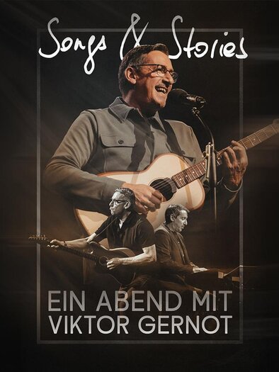 A musician is singing and playing guitar on stage. In the background, shaded silhouettes of other musicians can be seen. | © Pascal Reisinger