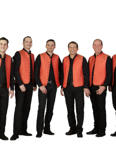Eine Gruppe von acht Männern steht nebeneinander. Sie tragen schwarze Kleidung mit auffälligen orangefarbenen Westen.