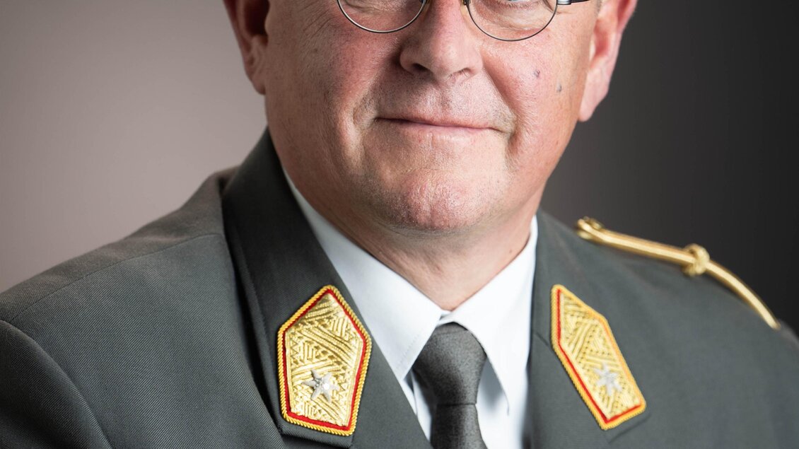 Porträt von Andreas Stupka in österreichischer Militäruniform mit Auszeichnungen vor neutralem Hintergrund. | © Andreas Stupka