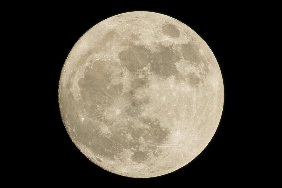 Ein klarer, heller Vollmond auf schwarzem Hintergrund. Die Mondoberfläche ist deutlich sichtbar mit vielen Kratern. | © Pixabay