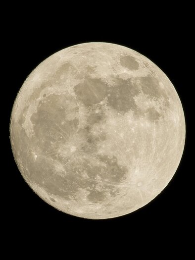 A clear, bright full moon on a black background. The surface of the moon is clearly visible with many craters. | © Pixabay