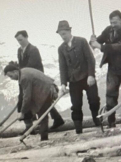 A historical black-and-white photograph shows workers of the Styria Provincial Forests at work. | © Kammerhofmuseum