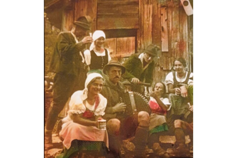 Eine historische, verblichene Fotografie, mit einer typischen Ausseer Musikgruppe in Tracht, die ihr Brauchtum pflegen und musizieren.  | © Kammerhofmuseum