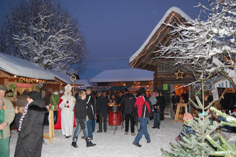 Gäste am Waisenegger  Christkindlmarkt in verschneiter Kulisse in der Gemeinde Birkfeld