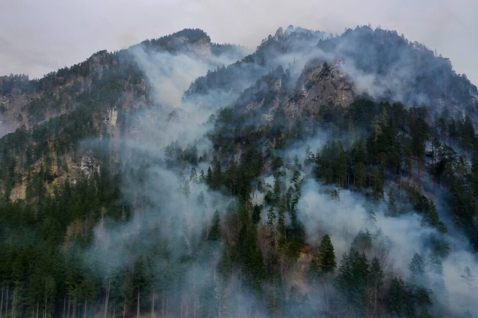 Ein nebliger Berg mit dichten Wäldern. Die Atmosphäre wirkt mystisch und geheimnisvoll. | © Hermann Kain