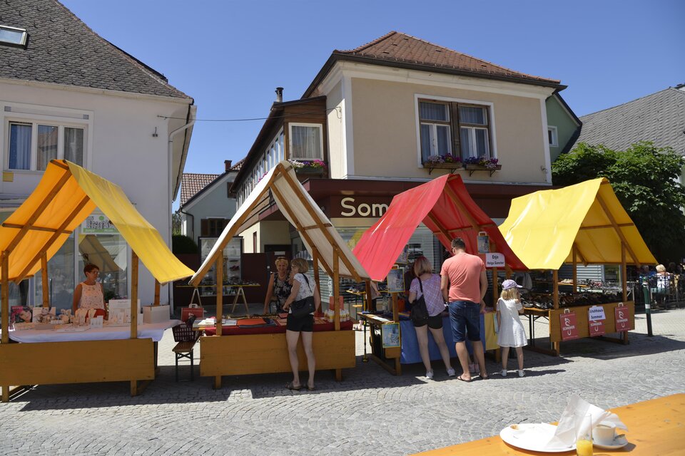 Das Bild zeigt 4 Stände am Krieglacher Hauptplatz beim traditionellen Waldheimatmarkt | © Marktgemeinde Krieglach