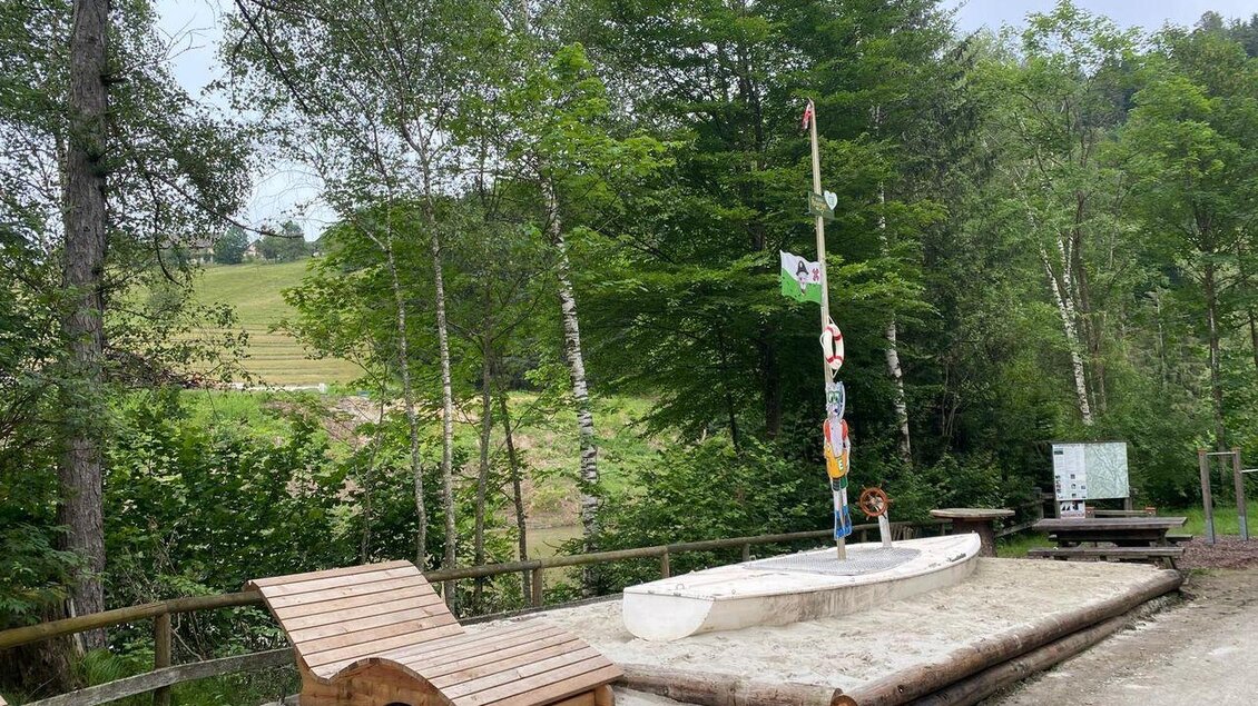 Zu sehen ist ein Rastplatz auf einer Lichtung im Wald. | © Die Edlseer