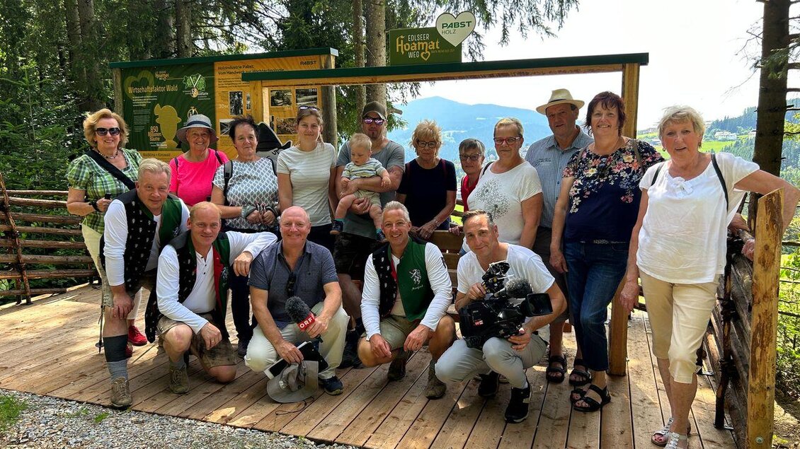 Eine Gruppe von Wanderern mit den Musikern der Edlseer im Wald. | © Die Edlseer