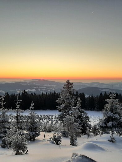 zu sehen ist der Sonnenaufgang am Teufelstein. | © Tourismus Fischbach