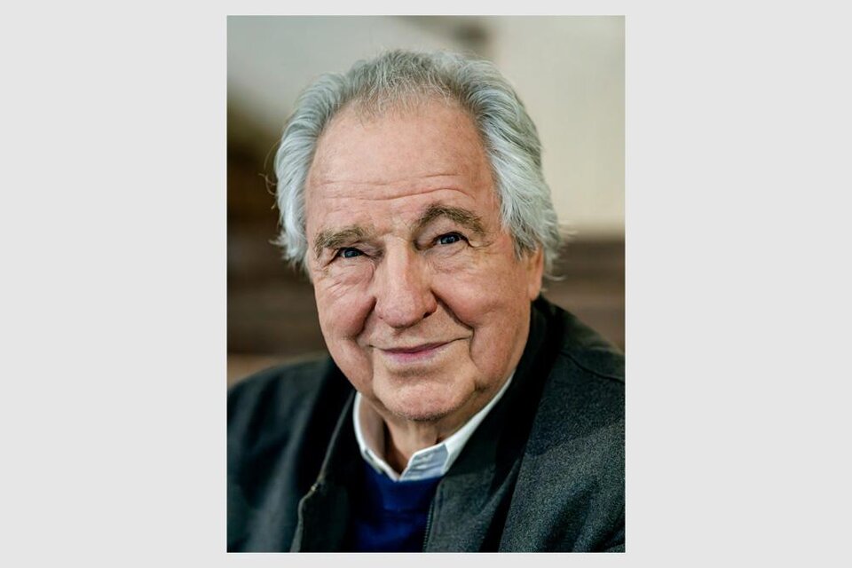 Ein älterer Mann mit grauen Haaren und einem freundlichen Lächeln. Er trägt eine dunkle Jacke und hat einen warmen Gesichtsausdruck. | © Ulrik Hölzel