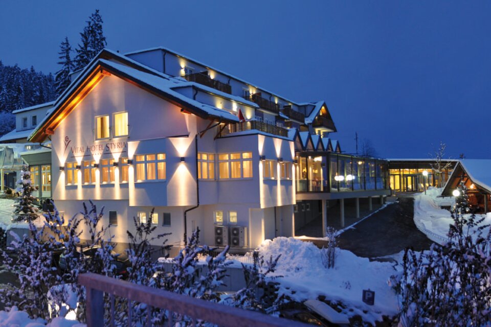 Das Vital-Hotel-Styria bei Nacht und mit Schnee bedeckt in der Gemeinde Fladnitz an der Teichalm | © Vital-Hotel-Styria