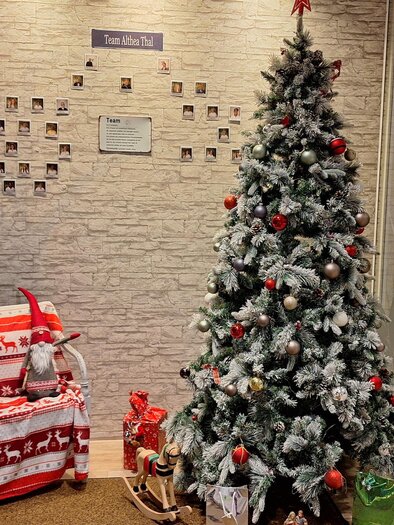 Weihnachtsbaum, dekorierte Sitzbank und Geschenke im Eingangsbereich des Althea Thal. | © Althea Thal