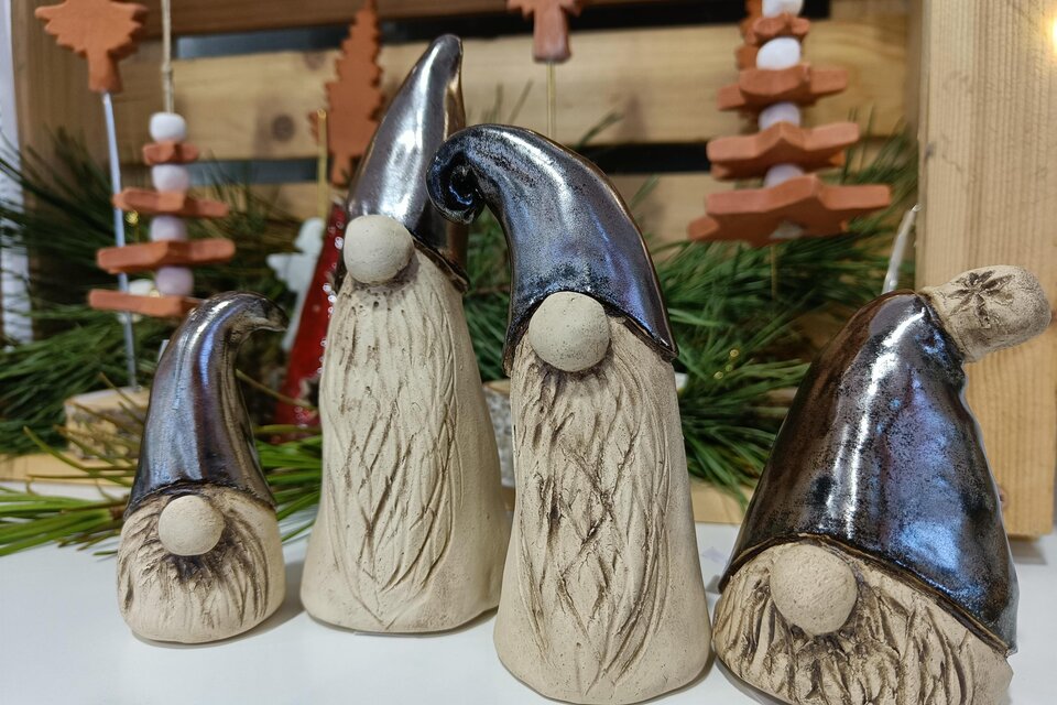 Auf dem Bild ist eine Weihnachtsdeko aus Ton in Form von kleinen unterschiedlich großen Weihnachtswichteln. | © Carina Augustin