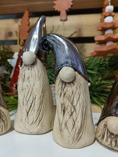 In the picture is a Christmas decoration made of clay in the form of small gnomes of various sizes. | © Carina Augustin