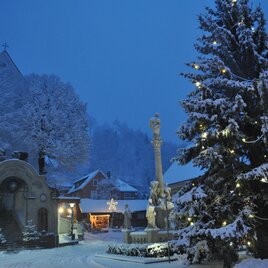 A quiet winter landscape with a festively decorated Christmas tree. The snow covers the surroundings and creates an enchanting atmosphere. | © TV Südsteiermark