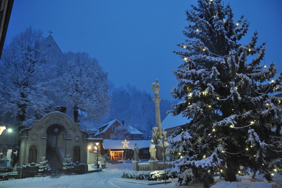 Eine stille Winterlandschaft mit einem festlich geschmückten Weihnachtsbaum. Der Schnee bedeckt die Umgebung und schafft eine zauberhafte Atmosphäre. | © TV Südsteiermark