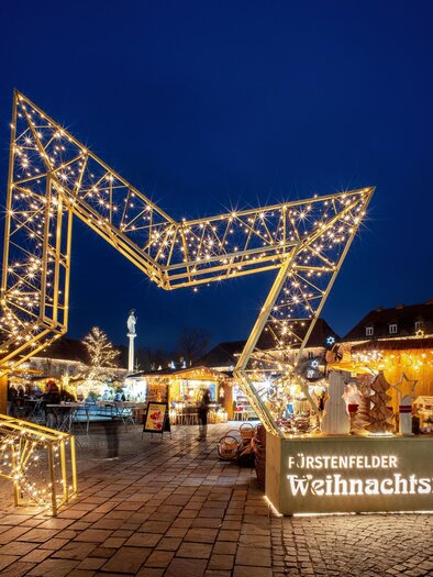 Eingang zum größten Weihnachtsmarkt im Thermenland | © Stadtmarketing Fürstenfeld