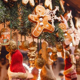 Ein festlicher Weihnachtsbaum mit Plätzchen und dekorativen Figuren. Die bunten Anhänger schaffen eine gemütliche, weihnachtliche Atmosphäre. | © AdobeStock