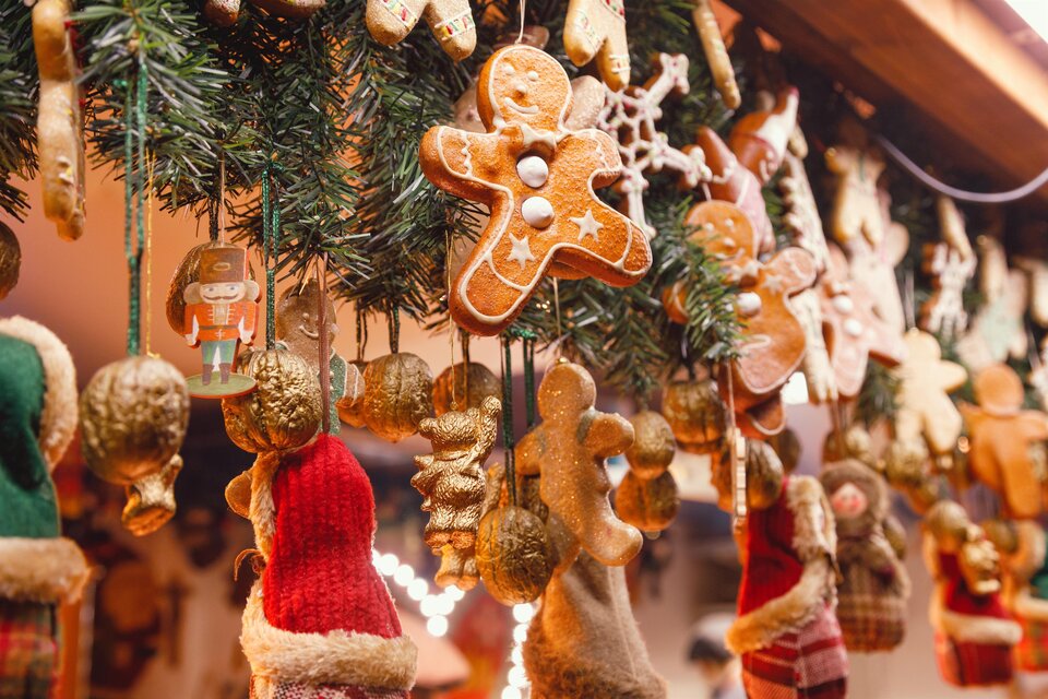 Ein festlicher Weihnachtsbaum mit Plätzchen und dekorativen Figuren. Die bunten Anhänger schaffen eine gemütliche, weihnachtliche Atmosphäre. | © AdobeStock