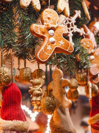 A festive Christmas tree with cookies and decorative figures. The colorful ornaments create a cozy, festive atmosphere. | © AdobeStock
