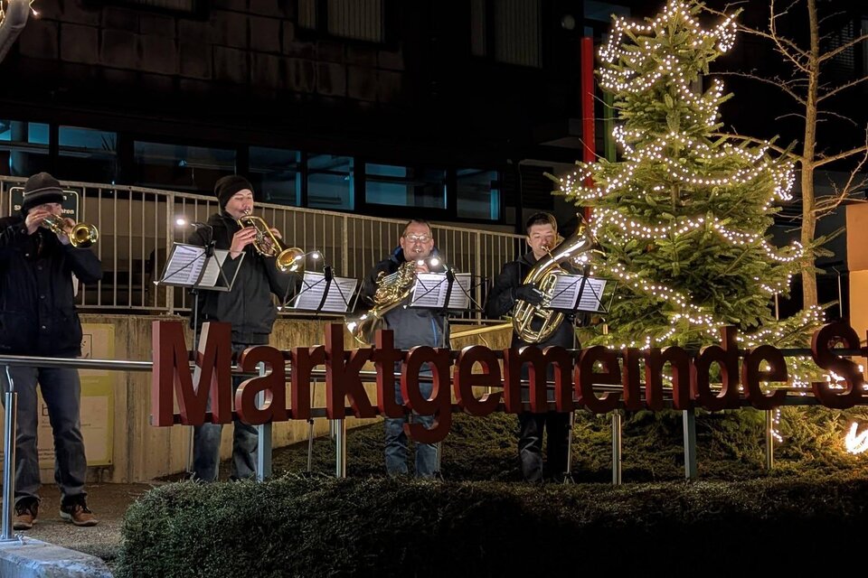 Flammen lodern von mehreren Kerzenstümpfen in der Dunkelheit. Die glühenden Flammen erzeugen eine warme, stimmungsvolle Atmosphäre. | © Marktgemeinde St. Michael