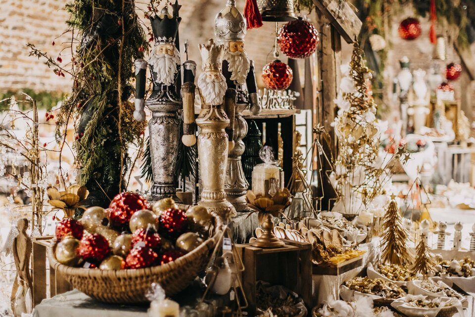 Weihnachtliche Dekoration im Schloss Burgau: Festlich arrangierte Nussknacker, Christbaumkugeln und funkelnde Lichter schaffen eine stimmungsvolle Atmosphäre voller Adventzauber. | © Kunsthandwerk Schloss Burgau