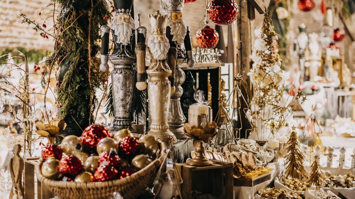 Weihnachtliche Dekoration im Schloss Burgau: Festlich arrangierte Nussknacker, Christbaumkugeln und funkelnde Lichter schaffen eine stimmungsvolle Atmosphäre voller Adventzauber. | © Kunsthandwerk Schloss Burgau